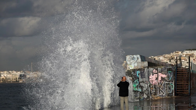 Καιρός: Αγωνία για τον νέο μεσογειακό κυκλώνα «Νέαρχο» που δημιουργήθηκε στο Ιόνιο - Πού κατευθύνεται - Φωτογραφία 1