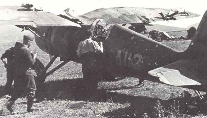 «Δεν μπορεί να βγήκε ζωντανός»: Ο Έλληνας πιλότος-καμικάζι που αναχαίτισε τα ιταλικά βομβαρδιστικά χωρίς πυρομαχικά - Φωτογραφία 1
