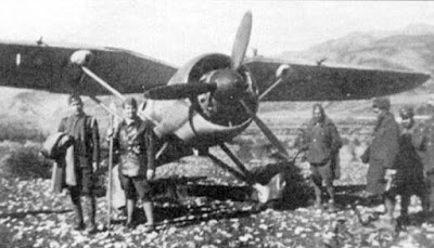 «Δεν μπορεί να βγήκε ζωντανός»: Ο Έλληνας πιλότος-καμικάζι που αναχαίτισε τα ιταλικά βομβαρδιστικά χωρίς πυρομαχικά - Φωτογραφία 2