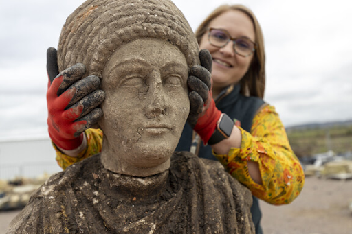 Αρχαιολόγοι ανακάλυψαν ρωμαϊκά αγάλματα σε σιδηροδρομική γραμμή στη Βρετανία. - Φωτογραφία 1