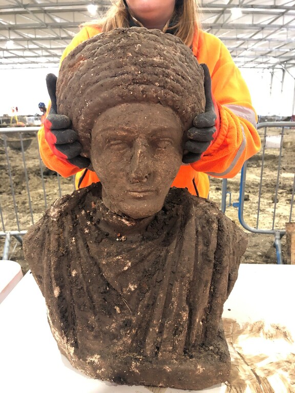 Αρχαιολόγοι ανακάλυψαν ρωμαϊκά αγάλματα σε σιδηροδρομική γραμμή στη Βρετανία. - Φωτογραφία 3