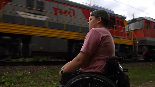Ιστορία προδοσίας και αγάπης: Εντεκάχρονος χάνει τα πόδια του σε ατύχημα με τρένο. - Φωτογραφία 1