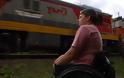 Ιστορία προδοσίας και αγάπης: Εντεκάχρονος χάνει τα πόδια του σε ατύχημα με τρένο.