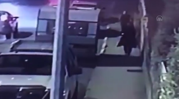 Τουρκία: Η σοκαριστική στιγμή που νεαρή γυναίκα δολοφονείτε από άνδρα με σπαθί σαμουράι (Video) - Φωτογραφία 1