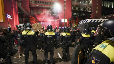 Ολλανδία: Συγκρούσεις αστυνομίας και διαδηλωτών μετά την ανακοίνωση της επαναφοράς lockdown - Φωτογραφία 1