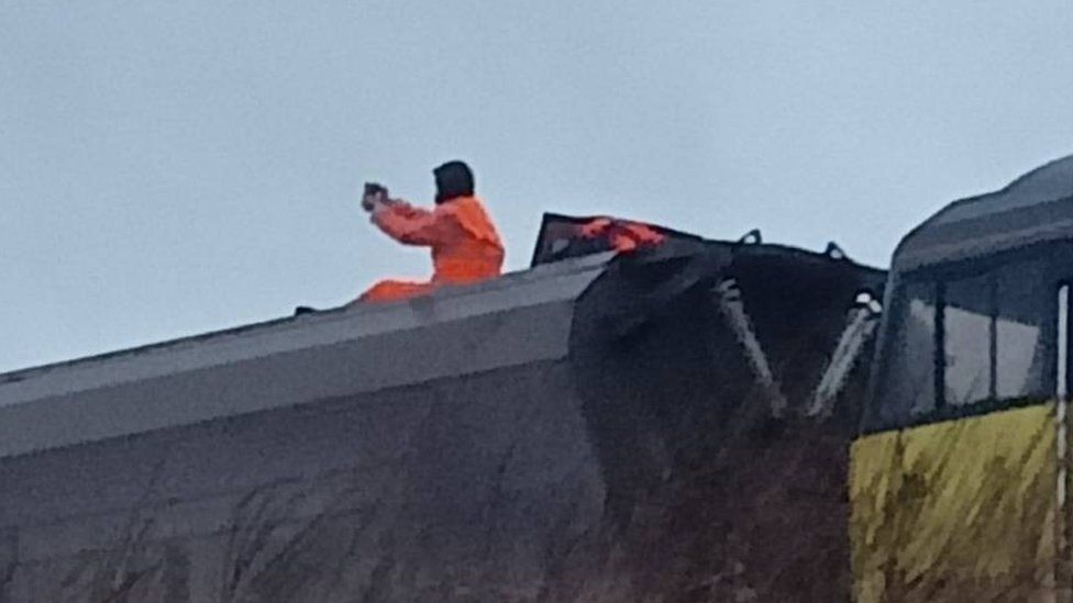 Διαδηλωτής σκαρφαλώνει στην οροφή του τρένου διαμαρτυρόμενος για την κλιματική αλλαγή. - Φωτογραφία 2