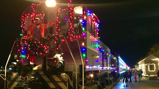 Το χριστουγεννιάτικο τρένο της μαγικής περιπέτειας του Άι- Βασίλη ξεκίνησε τα ταξίδια του στην περιοχή του Βατερλό. Βίντεο. - Φωτογραφία 1