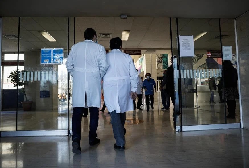 Θριάσιο: Τρεις ασθενείς με κορονοϊό σε κοντέινερ και έξι διασωληνωμένοι εκτός ΜΕΘ σύμφωνα με τον πρόεδρο των εργαζομένων - Φωτογραφία 1