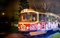 Το υπέροχο, γιορτινό τραμ στους δρόμους μιας τσέχικης πόλης φέρνει νωρίτερα τα Χριστούγεννα.