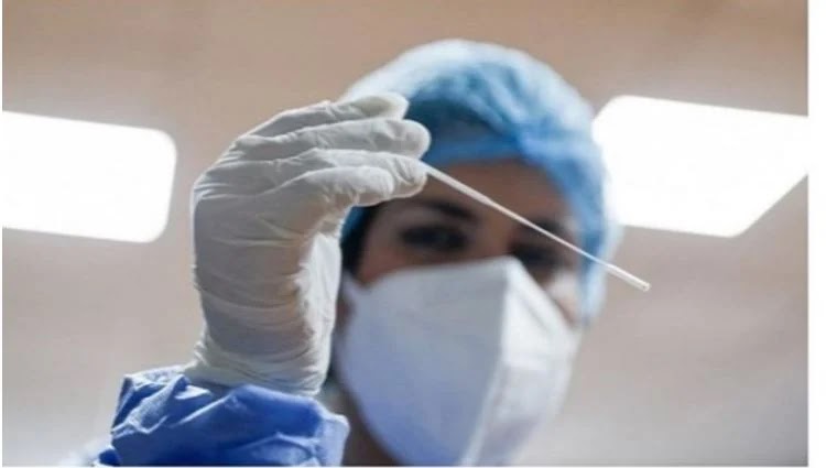 ΕΡΓΑΝΗ: Στην “τσιμπίδα” 21.000 ανεμβολίαστοι εργαζόμενοι που... ξέχασαν τα rapid test - Φωτογραφία 1