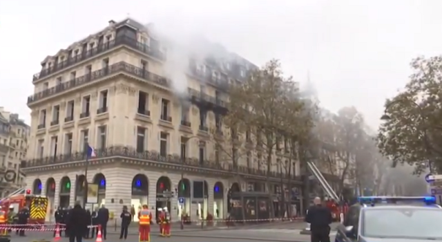 Αναστάτωση στο Παρίσι από μεγάλη φωτιά σε κτίριο με γραφεία και καταστήματα - Φωτογραφία 1