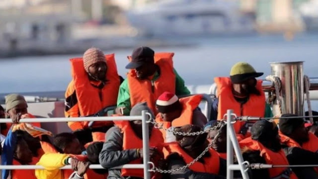 Μεγάλη επιχείρηση διάσωσης 68 μεταναστών ανοιχτά των Χανίων, ένα άτομο ανασύρθηκε νεκρό - Φωτογραφία 1