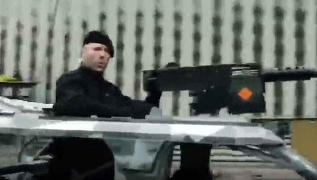«Αναλώσιμοι 4»: Ο Τζέισον Στέιθαμ με όπλο πάνω σε τζιπ στη Θεσσαλονίκη - Φωτογραφία 1