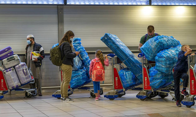 Κοροναϊός - Νότια Αφρική: Ταξιδιώτες αναζητούν μια θέση σε αεροπλάνο για να φύγουν - Πανικός με την μετάλλαξη Όμικρον - Φωτογραφία 1
