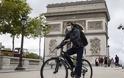 Γαλλία: Υποχρεωτική η μάσκα στις δημόσιες συναθροίσεις σε εξωτερικούς χώρους
