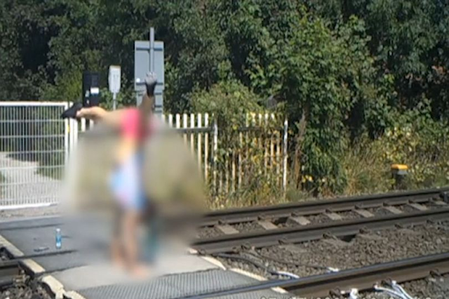 Αγγλία: Κορίτσια φαίνονται να κάνουν ασκήσεις πάνω σιδηροδρομική διάβαση. Βίντεο. - Φωτογραφία 1