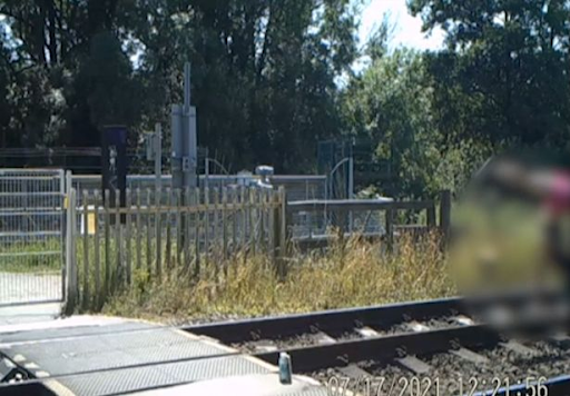 Αγγλία: Κορίτσια φαίνονται να κάνουν ασκήσεις πάνω σιδηροδρομική διάβαση. Βίντεο. - Φωτογραφία 2