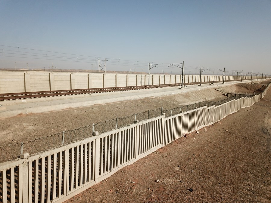 Κίνα: Οι λύσεις για την προστασία των σιδηροδρομικών γραμμών από τις ανεμοθύελλες της ερήμου. - Φωτογραφία 1