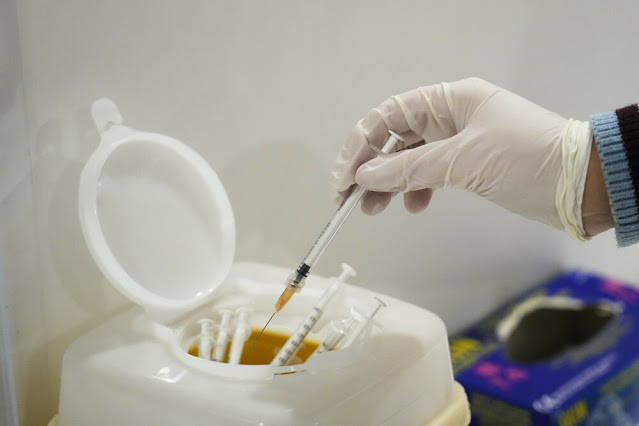 Κοροναϊός - Ιταλία: Άνδρας πήγε να εμβολιαστεί με ψεύτικο χέρι σιλικόνης - Φωτογραφία 1