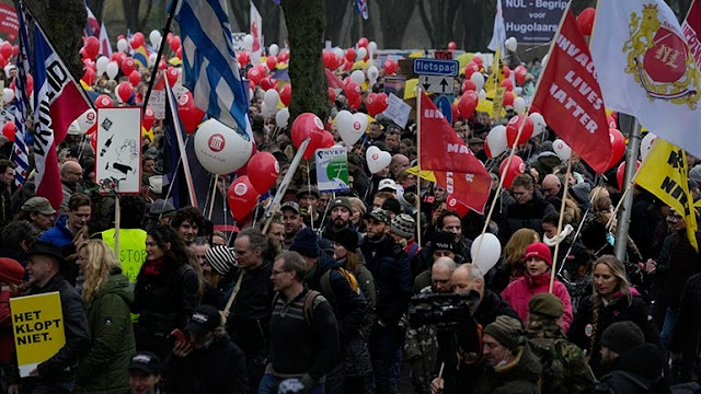 Κοροναϊός - Ολλανδία: Χιλιάδες στους δρόμους κατά των περιορισμών για την Covid-19 - Φωτογραφία 1