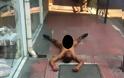 ΔΕΙΤΕ: Γυμνός άνδρας στο κέντρο της Αθήνας!