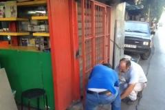 ΦΩΤΟ: Μετέτρεψε το περίπτερό της σε φρούριο για να μην έχει την τύχη των συναδέλφων της