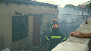 Κάηκε ολοσχερώς το σπίτι τρίτεκνης οικογένειας στη Γλυφάδα - Φωτογραφία 1
