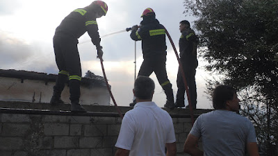 Κάηκε ολοσχερώς το σπίτι τρίτεκνης οικογένειας στη Γλυφάδα - Φωτογραφία 6