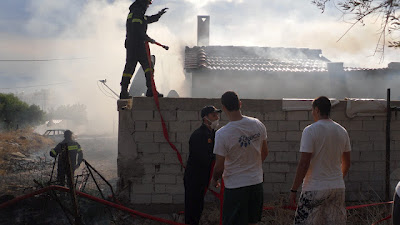 Κάηκε ολοσχερώς το σπίτι τρίτεκνης οικογένειας στη Γλυφάδα - Φωτογραφία 7