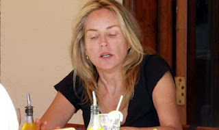 Sharon Stone: Οι παπαράτσι την τσάκωσαν χωρίς μακιγιάζ να τρώει με τις φίλες της! - Φωτογραφία 1