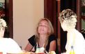 Sharon Stone: Οι παπαράτσι την τσάκωσαν χωρίς μακιγιάζ να τρώει με τις φίλες της! - Φωτογραφία 4