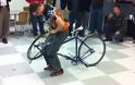 Απίστευτο ρεκόρ! Καταφέρνει και αλλάζει σαμπρέλα στο ποδήλατο του σε λιγότερο από ένα λεπτό!