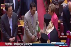 Τσίπρας και Παπαρήγα δεν φίλησαν το σταυρό!!!