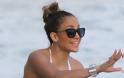 Jennifer Lopez: Το λευκό μπικίνι της μαγνήτισε τα βλέμματα - Φωτογραφία 3