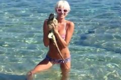 Η Τζούλια κάνει μπάνιο με το...«ιγκουάνα» της! [pics]