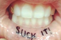 Ποια τραγουδίστρια έκανε αυτό το τατουάζ;