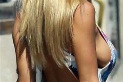 ΔΕΙΤΕ: Ξεχειλίζει το μπούστο της!