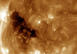 Γιγαντιαία τρύπα στον ήλιο στέλνει ηλιακό άνεμο προς την γη - Φωτογραφία 1