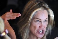 Κι όμως αυτή η «γριά» είναι η Sharon Stone