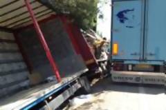 Εκτροπή - ανατροπή νταλίκας στην εθνική οδό Αγρινίου-Ιωαννίνων
