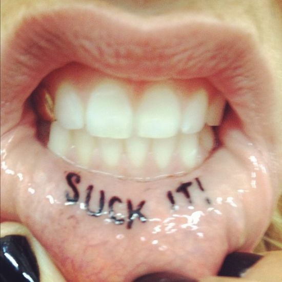 QUIZ: Ποια γνωστή τραγουδίστρια χτύπησε tattoo... στα χείλη; - Φωτογραφία 1