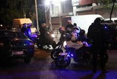 Συμπλοκή αστυνομικών με υπόπτους για ληστεία στα Πετράλωνα - Φωτογραφία 1