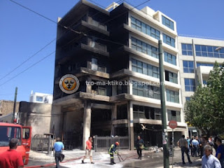 To τετραώροφο κτήριο στην οδό Πειραιώς 111 που τυλίχθηκε στις φλόγες - Δείτε φωτογραφίες από την καταστροφή - Φωτογραφία 1