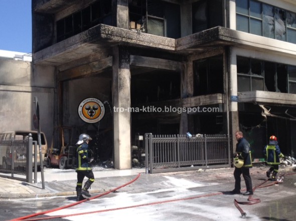 To τετραώροφο κτήριο στην οδό Πειραιώς 111 που τυλίχθηκε στις φλόγες - Δείτε φωτογραφίες από την καταστροφή - Φωτογραφία 2
