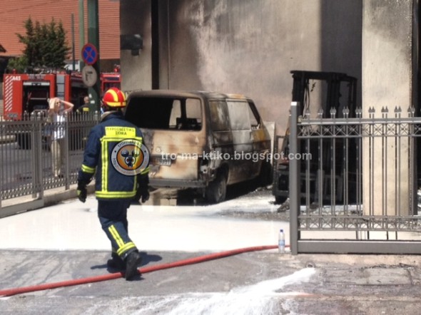 To τετραώροφο κτήριο στην οδό Πειραιώς 111 που τυλίχθηκε στις φλόγες - Δείτε φωτογραφίες από την καταστροφή - Φωτογραφία 4
