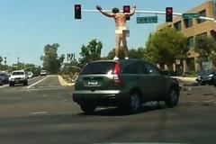 ΔΕΙΤΕ: Γυμνός άντρας προκάλεσε πανικό στους δρόμους με 7 τραυματίες