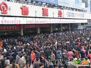 Σκηνές τρέλας σε σταθμό τραίνου στην Κίνα - Φωτογραφία 1
