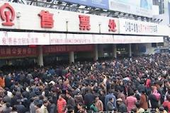 Σκηνές τρέλας σε σταθμό τραίνου στην Κίνα