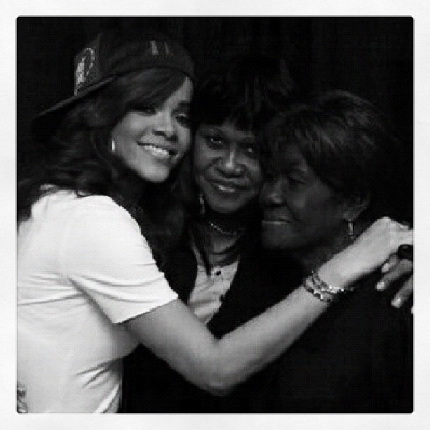 ΔΕΙΤΕ: ΡΙΑΝΑ: Δύσκολες ώρες για την διάσημη τραγουδίστρια - Φωτογραφία 4