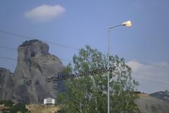 Μέρα μεσημέρι και οι λάμπες ήταν αναμμένες στην Καλαμπάκα